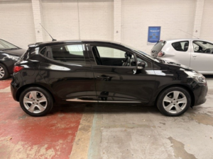 2013 Renault Clio 1.2 16v Dynamique Medianav in Black — image 6