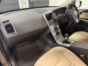 2016 Volvo Xc60 2.4 Se Nav D4 AWD in Bronze — image 4