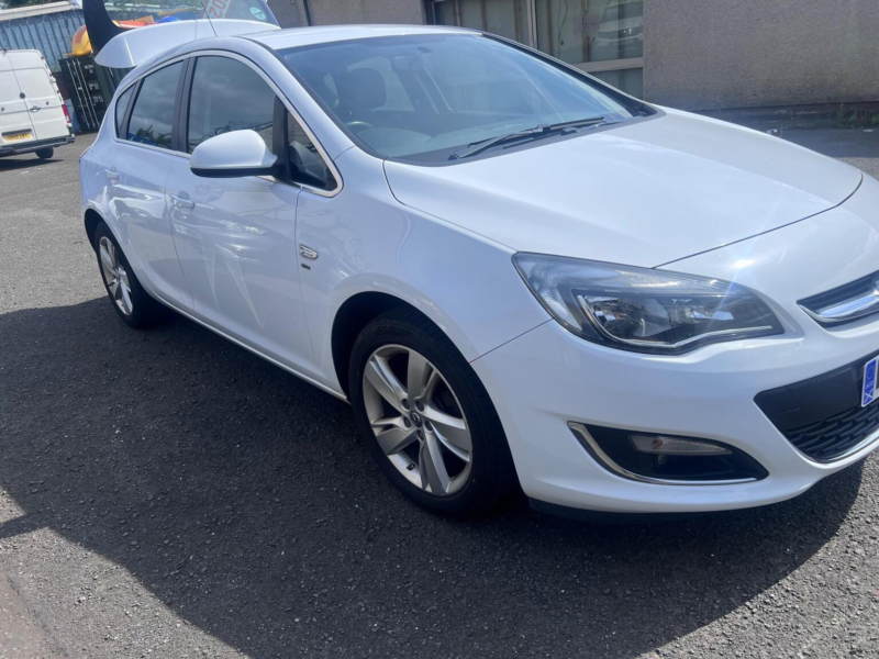 2015 Vauxhall Astra 1.4i Sri Euro 6 5dr in White — image 1