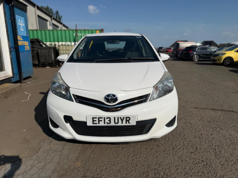 2013 Toyota Yaris 1.33 Dual Vvt-I Tr Euro 5 5dr in White — image 1