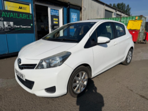 2013 Toyota Yaris 1.33 Dual Vvt-I Tr Euro 5 5dr in White — image 3