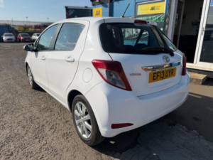 2013 Toyota Yaris 1.33 Dual Vvt-I Tr Euro 5 5dr in White — image 4