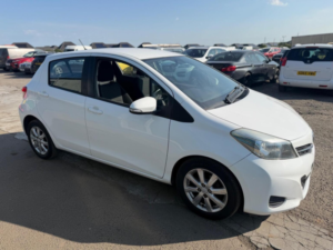 2013 Toyota Yaris 1.33 Dual Vvt-I Tr Euro 5 5dr in White — image 5