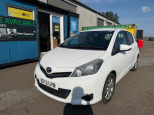 2013 Toyota Yaris 1.33 Dual Vvt-I Tr Euro 5 5dr in White — image 6