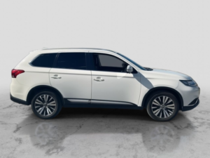 2019 Mitsubishi Outlander 2.0 Mivec Exceed SUV 5dr Petrol CVT 4WD Euro 6 (s/s) (150 Ps) in White — image 2
