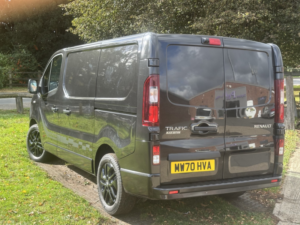 2021 Renault Trafic 2.0 Sl28 Energy Dci 145 Black Edition My21 in Black — image 3
