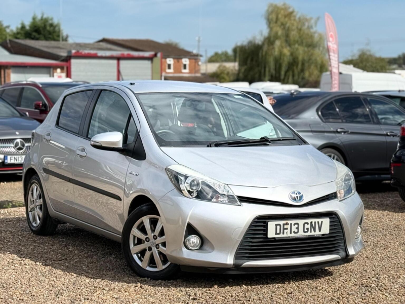 2013 Toyota Yaris 1.5 Vvt-H T4 CVT Euro 5 5dr in Silver — image 1