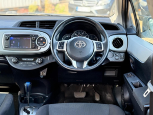2013 Toyota Yaris 1.5 Vvt-H T4 CVT Euro 5 5dr in Silver — image 2