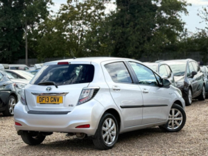 2013 Toyota Yaris 1.5 Vvt-H T4 CVT Euro 5 5dr in Silver — image 3