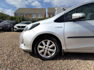 2013 Toyota Yaris 1.5 Vvt-H T4 CVT Euro 5 5dr in Silver — image 4