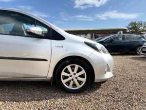 2013 Toyota Yaris 1.5 Vvt-H T4 CVT Euro 5 5dr in Silver — image 5