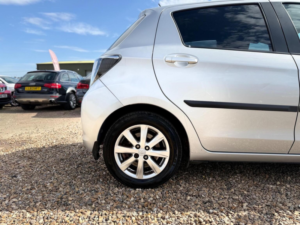2013 Toyota Yaris 1.5 Vvt-H T4 CVT Euro 5 5dr in Silver — image 6