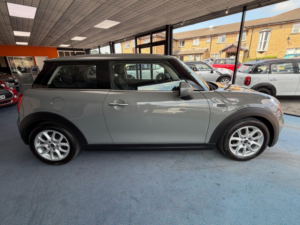 2017 MINI Hatch 1.5 Cooper D Auto Euro 6 (s/s) 3dr in Grey — image 2