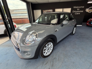 2017 MINI Hatch 1.5 Cooper D Auto Euro 6 (s/s) 3dr in Grey — image 5