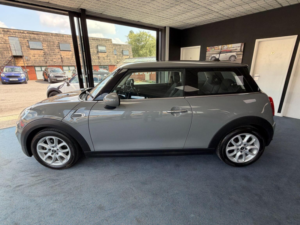 2017 MINI Hatch 1.5 Cooper D Auto Euro 6 (s/s) 3dr in Grey — image 6