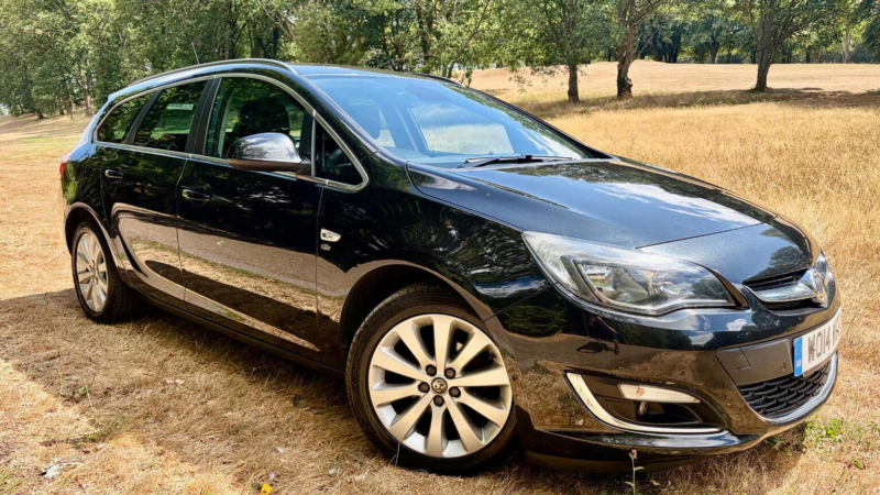2014 Vauxhall Astra 1.6 16v Elite Sports Tourer Euro 5 5dr in Black — image 1
