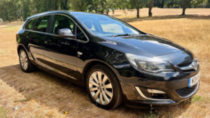 2014 Vauxhall Astra 1.6 16v Elite Sports Tourer Euro 5 5dr in Black — image 4