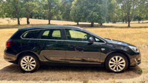 2014 Vauxhall Astra 1.6 16v Elite Sports Tourer Euro 5 5dr in Black — image 5