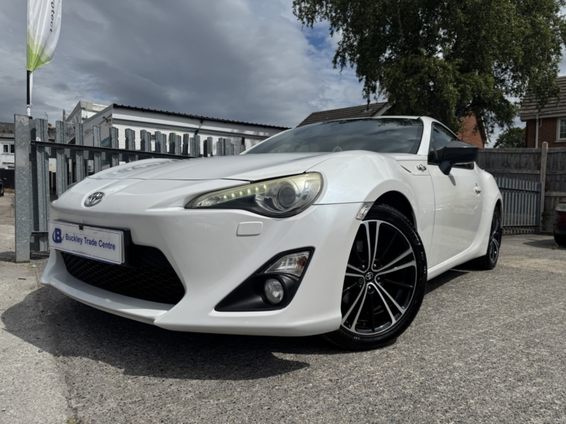 2013 Toyota Gt86 2.0 Boxer D-4s in White — image 1