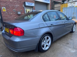 2011 BMW 3 Series 2.0 320i Exclusive Edition Steptronic Euro 5 4dr in Grey — image 2