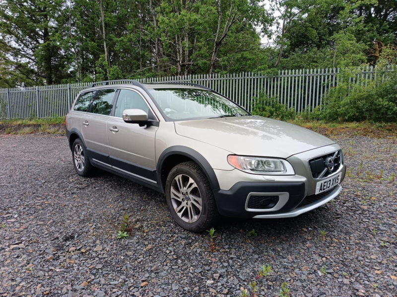 2013 Volvo Xc70 2.4 D5 Se Lux in Gold — image 1