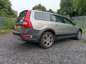 2013 Volvo Xc70 2.4 D5 Se Lux in Gold — image 3
