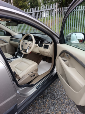 2013 Volvo Xc70 2.4 D5 Se Lux in Gold — image 5