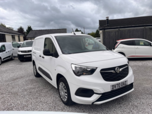 2020 Vauxhall Combo 1.5 Turbo D 2300 Sportive in White — image 2