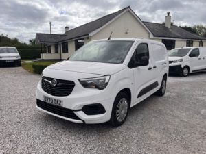 2020 Vauxhall Combo 1.5 Turbo D 2300 Sportive in White — image 4