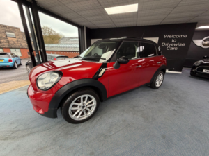 2014 MINI Countryman 2.0 Cooper D Auto Euro 5 5dr in Red — image 5