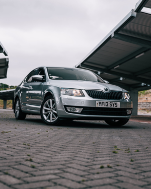 2013 Skoda Octavia 1.6 Tdi Elegance Hatchback 5dr Diesel DSG Euro 5 (s/s) (105 Ps) in Silver — image 2