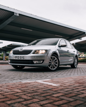2013 Skoda Octavia 1.6 Tdi Elegance Hatchback 5dr Diesel DSG Euro 5 (s/s) (105 Ps) in Silver — image 4
