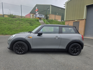 2017 MINI Hatch 1.5 Cooper D 3-Door Hatch in Grey — image 4