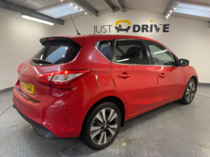 2017 Nissan Pulsar 1.2 Dig-T N-Connecta Hatchback 5dr Petrol Xtron Euro 6 (s/s) (115 Ps) in Red — image 5
