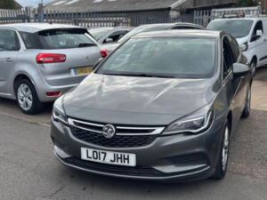 2017 Vauxhall Astra 1.4i Design Euro 6 5dr in Grey — image 4