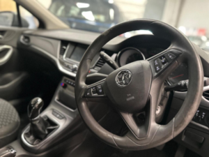 2017 Vauxhall Astra 1.4i Design Euro 6 5dr in Grey — image 5
