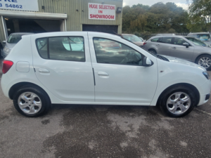 2014 Dacia Sandero 1.2 Laureate Hatchback 5dr Petrol Manual Euro 5 (75 Ps) in White — image 2