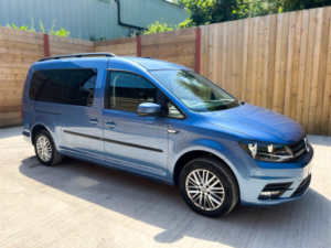 2018 Volkswagen Caddy Maxi Life Sor - 5 SEAT Auto Petrol Wheelchair Accessible Vehicle With Access Ramp in Blue — image 3