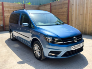 2018 Volkswagen Caddy Maxi Life Sor - 5 SEAT Auto Petrol Wheelchair Accessible Vehicle With Access Ramp in Blue — image 5