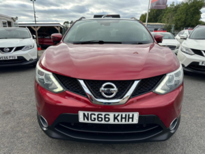 2017 Nissan Qashqai 1.5 Dci N-Vision 2WD Euro 6 (s/s) 5dr in Red — image 2