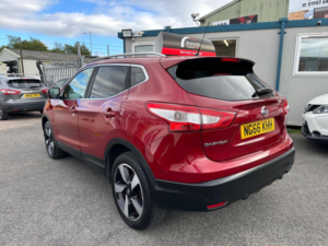 2017 Nissan Qashqai 1.5 Dci N-Vision 2WD Euro 6 (s/s) 5dr in Red — image 4
