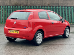 2015 Fiat Punto 1.2 Punto 3-Door 1.2 8v 69hp Pop+ in Red — image 4