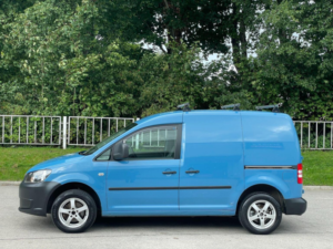2011 Volkswagen Caddy 1.6 Tdi C20 L1 H1 4dr in Blue — image 4