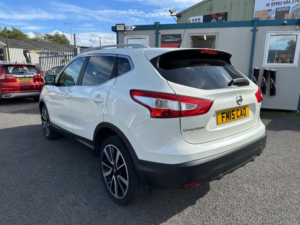 2015 Nissan Qashqai 1.2 Dig-T Tekna 2WD Euro 6 (s/s) 5dr in White — image 4