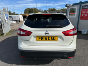 2015 Nissan Qashqai 1.2 Dig-T Tekna 2WD Euro 6 (s/s) 5dr in White — image 6