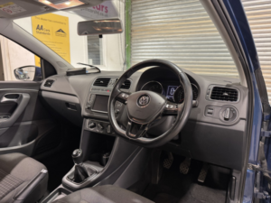 2014 Volkswagen Polo 1.0 Bluemotion Tech Se in Blue — image 2