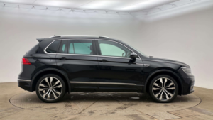 2020 Volkswagen Tiguan 2.0 Tdi R-Line Tech in Black — image 4