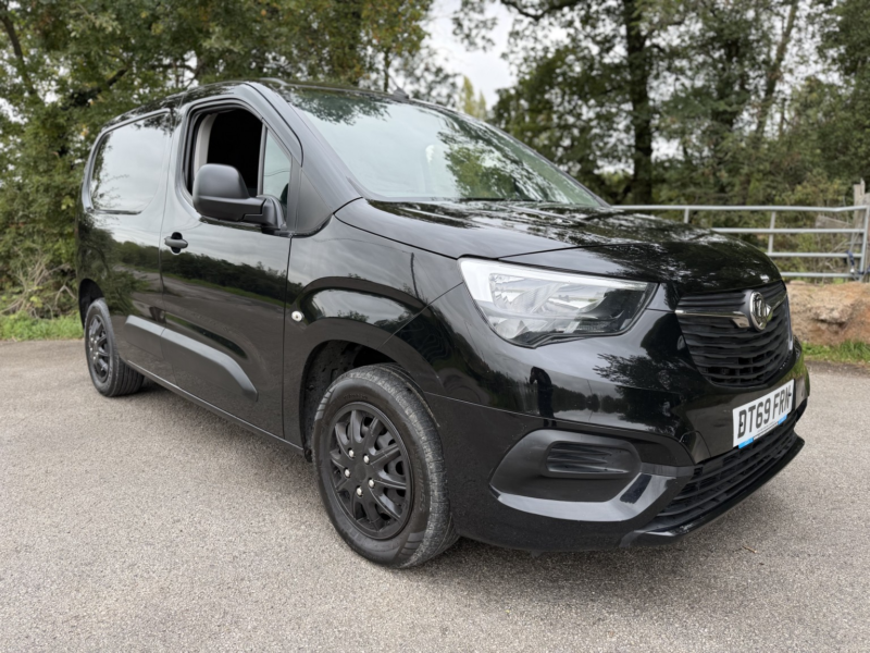 2020 Vauxhall Combo 1.5 Turbo D 2000 Sportive in Black — image 1