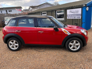 2013 MINI Countryman 1.6 Cooper Euro 6 (s/s) 5dr in Red — image 6