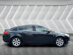 2010 Vauxhall Insignia 2.0 Cdti Sri Auto Euro 5 5dr in Black — image 5